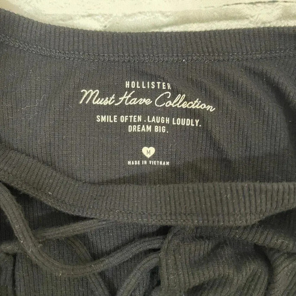 HOLLISTER RIBBED LONG SLEEVE BLACK CRISS-CROSS V-NECK SEMI CROP TOP SZ M - Picture 5 of 6